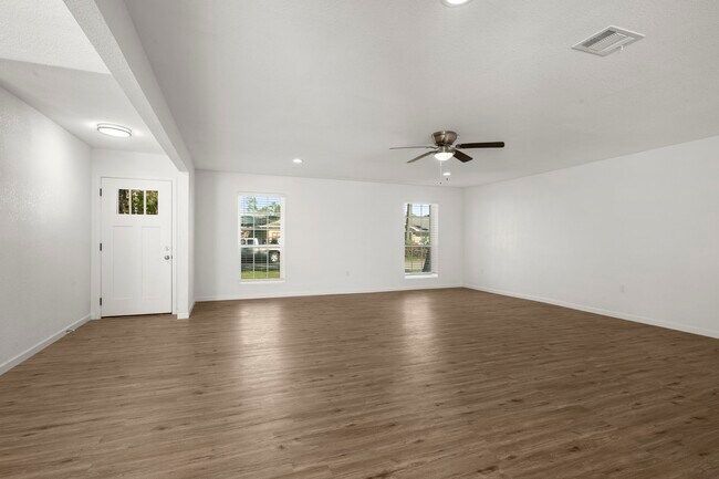 Building Photo - 914 Grand Oaks Dr