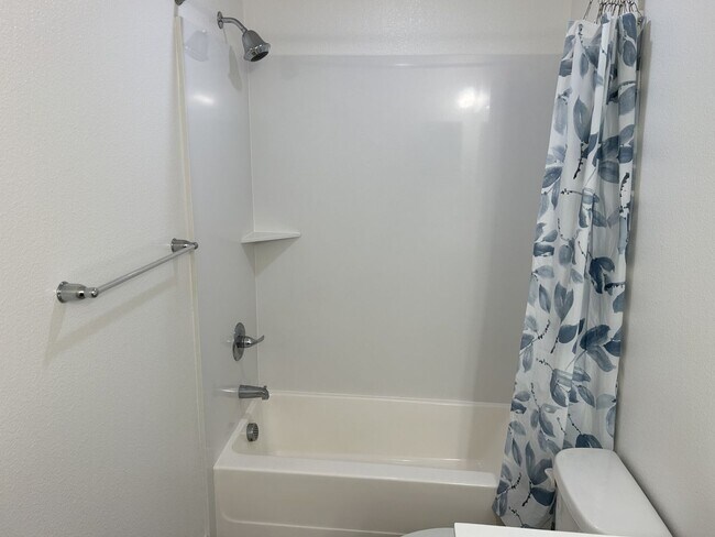 Building Photo - Well-Kept 1 Bedroom, 1 Bath Condo in East Petaluma