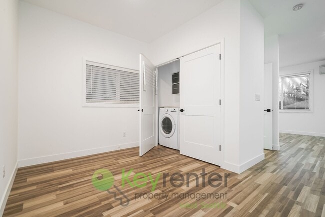 Building Photo - **Rent Special** Modern 3 Bedroom Seattle Home with Vaulted Ceilings