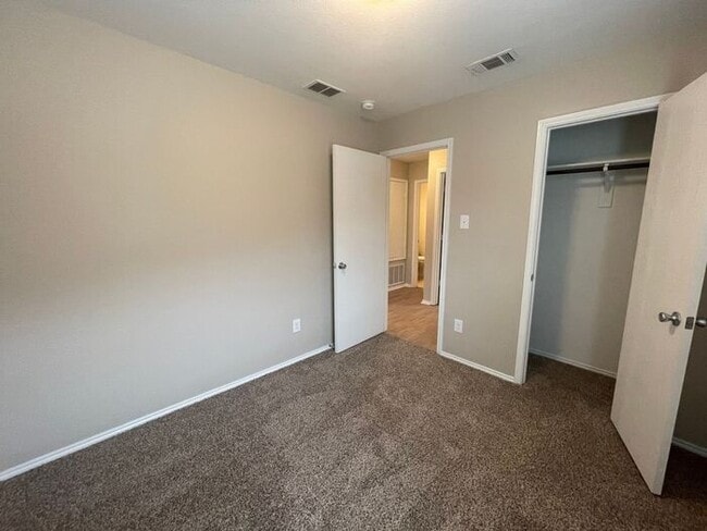 Building Photo - Perfect 3 Bedroom 2 Bath Home! GREAT Fort Worth Location -- Stainless Steel Kitchen Appliances In...