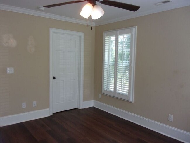 Building Photo - Beautiful Brick Ranch Home on a Large Lot