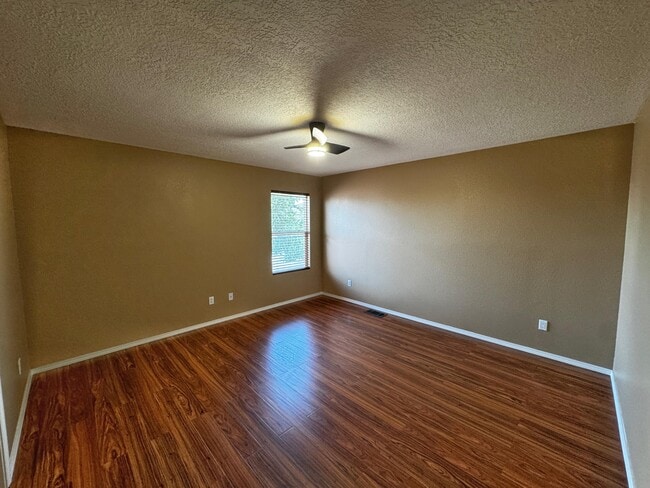 Building Photo - 923 Telstar Loop NW