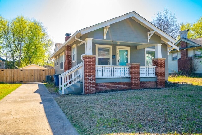Building Photo - Updated 2 Bed, 1.5 Bath in Tulsa!