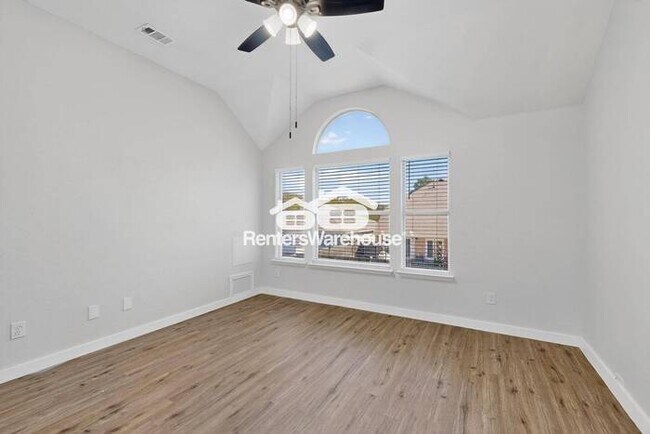 Building Photo - MOVE IN READY Denton Home