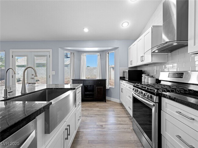 Building Photo - 4749 Califa Dr