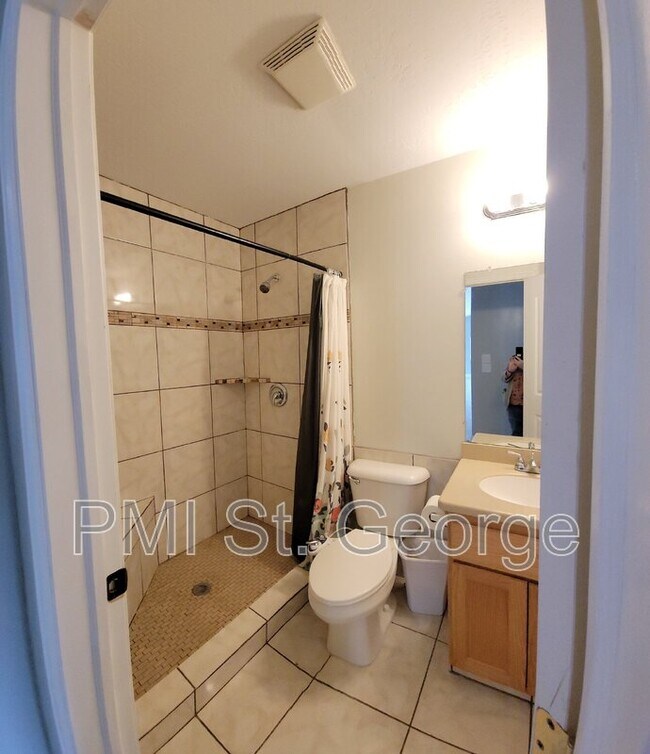 Building Photo - 1065 Canyon St