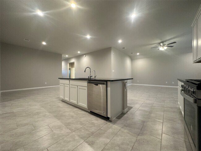 Building Photo - 6329 Clearwater Dr