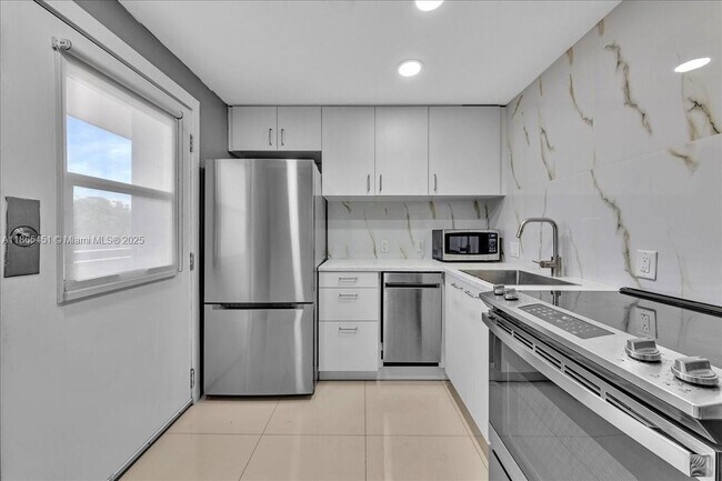 Building Photo - 3101 N Country Club Dr