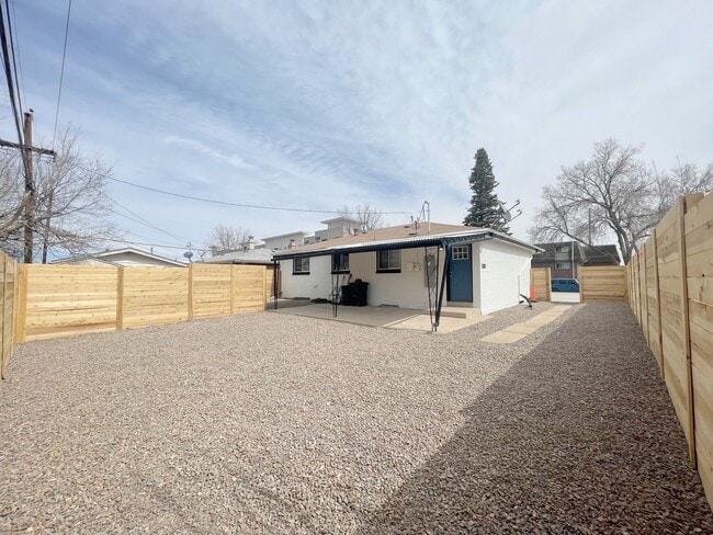 Building Photo - Gorgeous remodeled 2 bedroom in Triplex!