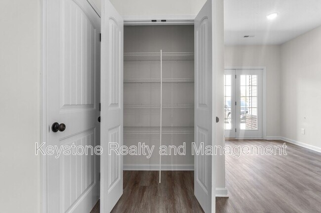 Building Photo - 109-B-109 E Johnson Cir