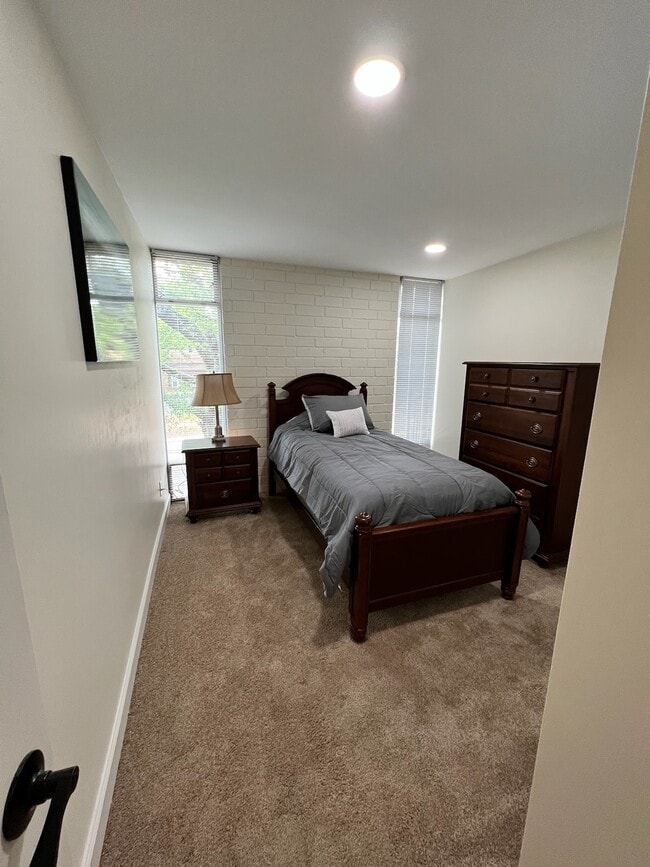 Building Photo - 1727 S Hawthorne Rd