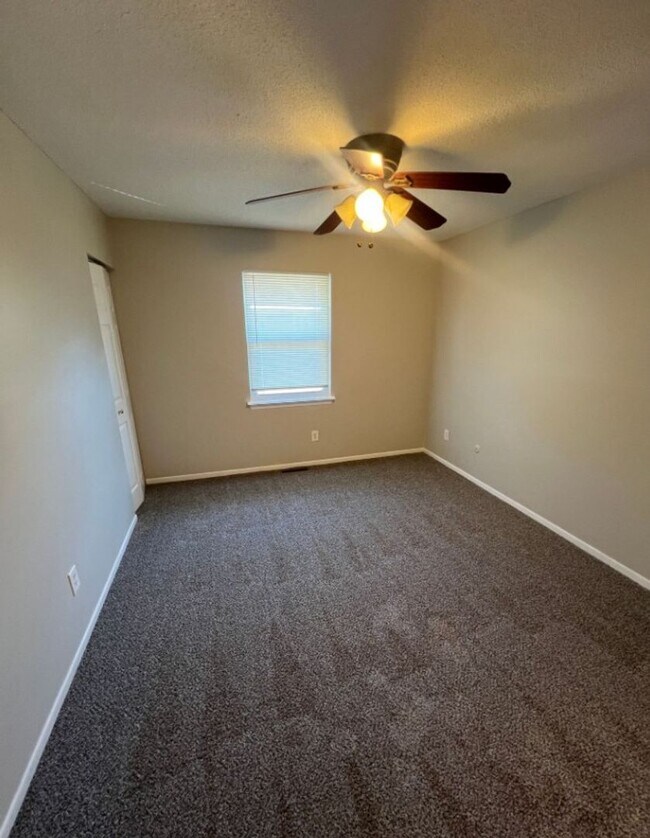 Building Photo - Spacious Split-Level Duplex in Lee’s Summit