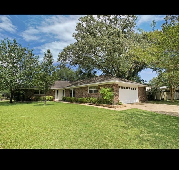 Building Photo - 1704 Pat Dr