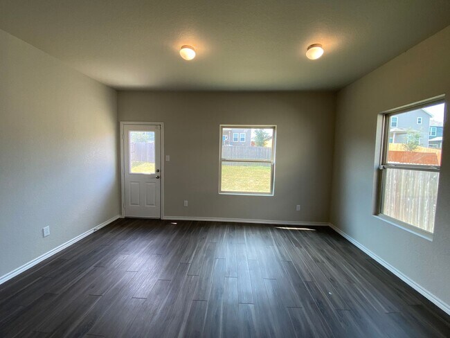 Building Photo - Spacious 4 Bedroom ~ Convenient to JBSA Ra...