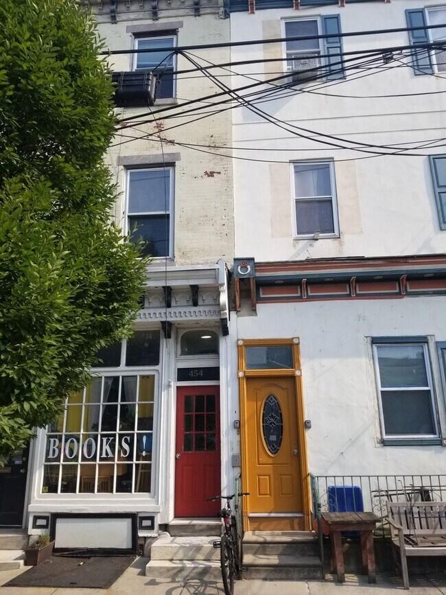 Building Photo - 454 E Girard Ave