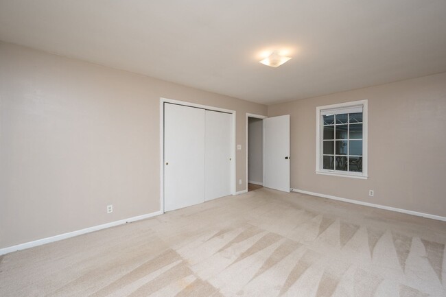 Building Photo - **ADORABLE DUBLEX IN BELLE MEADE WITH AMAZ...