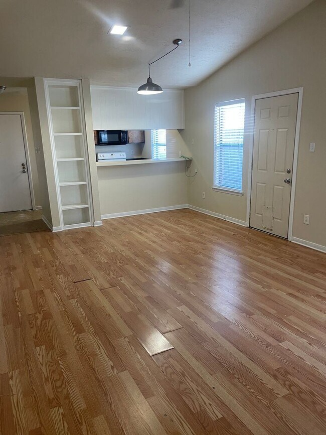 Building Photo - AUGUST PRE-LEASE!  Great 3 bedroom 2 Bathroom Duplex with Small Yard