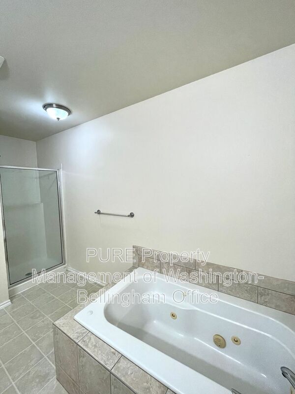 Building Photo - 901 Orchid Pl