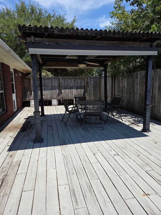 Building Photo - 3 Bedroom 2 bath fenced back yard in a quiet neighborhood!!