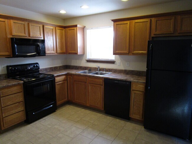 Building Photo - 707-707 Glenstone Dr