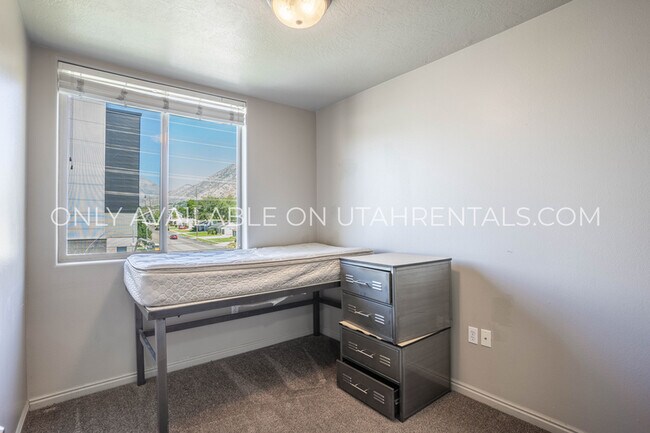 Building Photo - 884 E 700 N