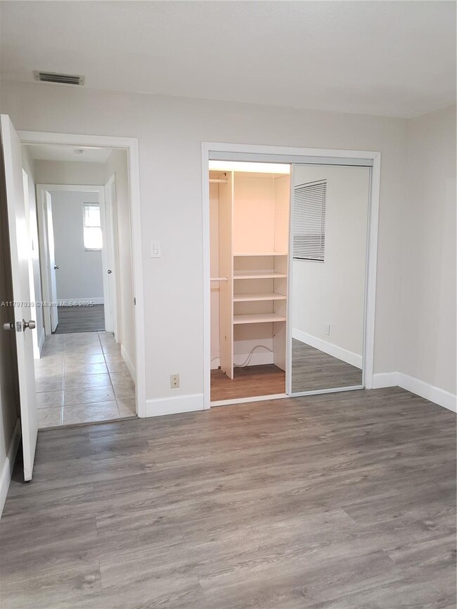 Building Photo - 4812 NW 49th Pl