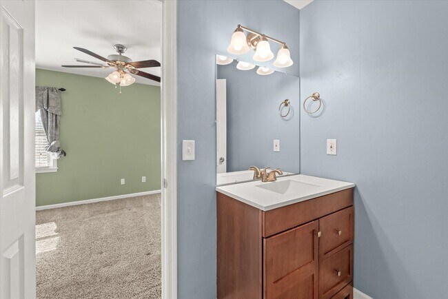 Building Photo - Inviting 3-bedroom, 1.5-bath home in the h...