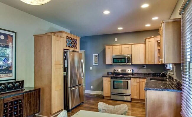 Building Photo - Cute 3 bed w/bonus space. Fenced yard. Loc...