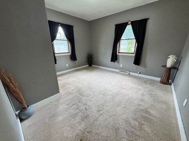 Building Photo - 3 Bed, 1 Bath Home for rent in Elk Run Heights
