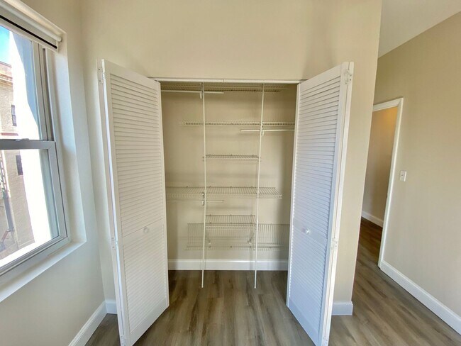 Building Photo - Large  Sunny Dupont Circle 2 bed 2 bath Ap...