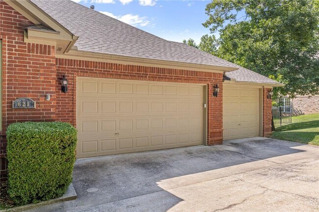 Building Photo - 621 Rockcliff Rd