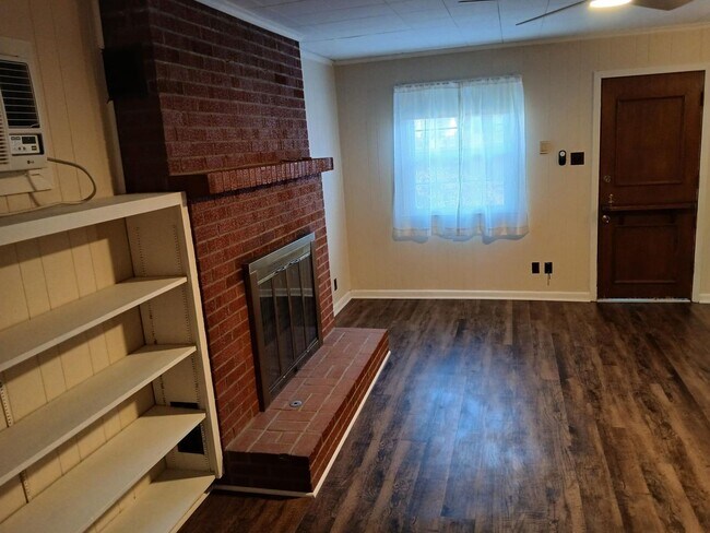 Building Photo - 2511 Meadow Dr