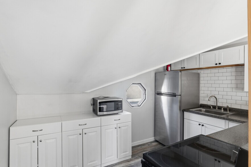 Kitchen - 216 W William St