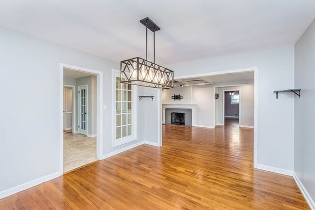 Building Photo - Fantastic 4 Bedroom Home In Great North Indy Location!