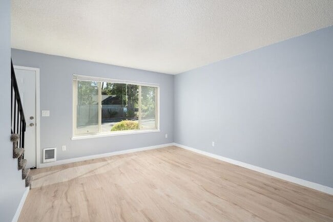 Building Photo - Recently remodeled 2 bedroom 1 bath unit! ...