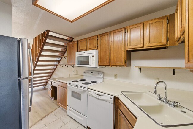 Building Photo - Open Concept Two Bed Two Bath Townhouse!