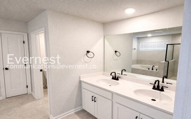 Building Photo - 4 Bed/3 Bath Home with Fenced Yard / Pet-Friendly / Coming Soon!