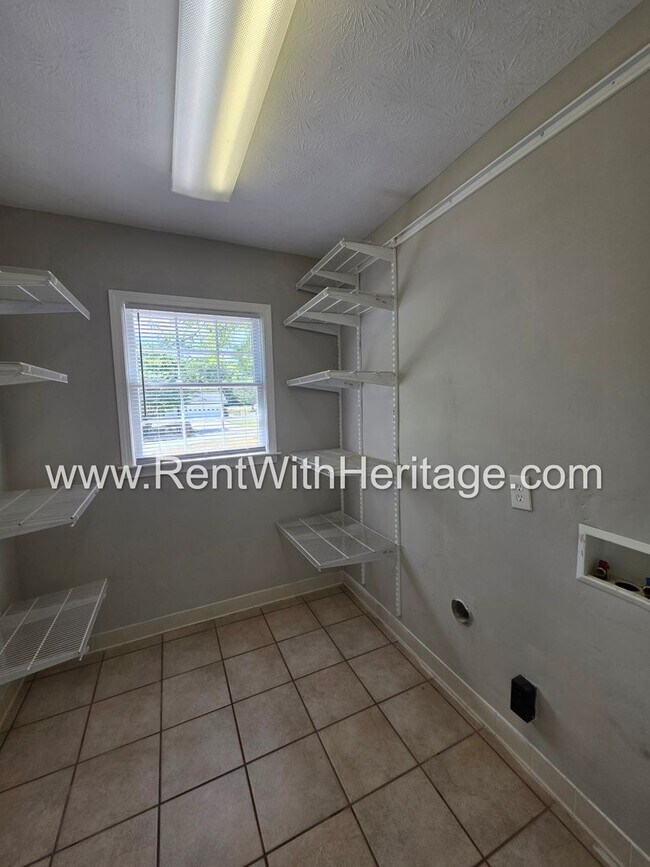 Building Photo - 7016 Skyline Dr