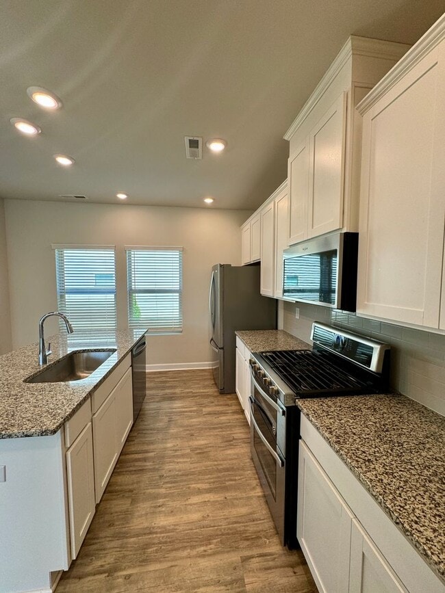 Building Photo - 3BR/2.5BA; Desirable Belmont Location