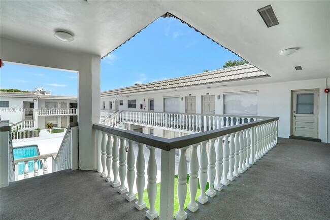 Building Photo - 5450 Hollywood Blvd