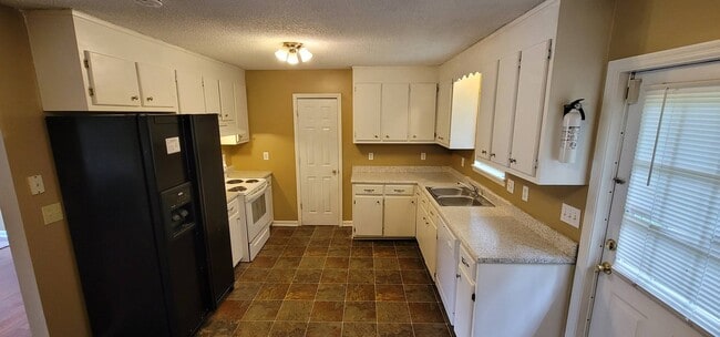 Building Photo - 11 Silver Spur Ct