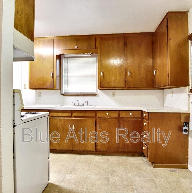 Building Photo - 610 S Mary St