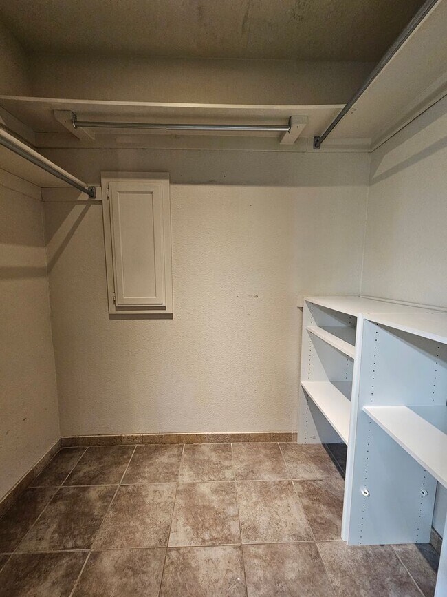 Building Photo - (4) Bed/(3) Bath in Moore with Storm Shelter! Avail NOW!!