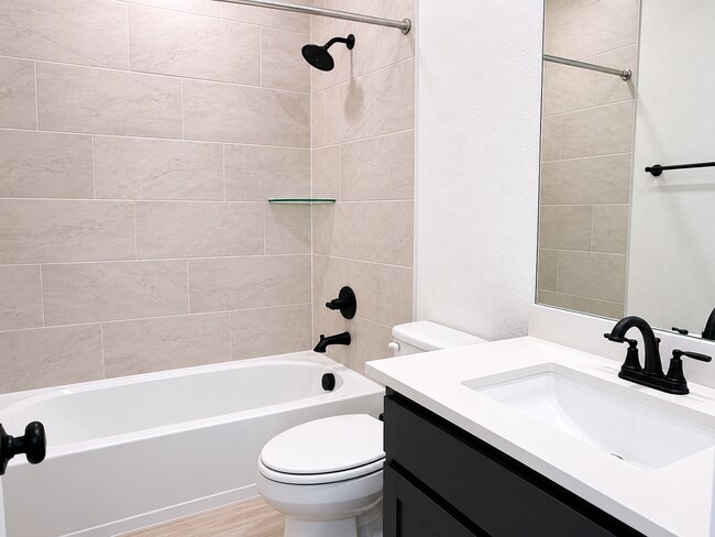 Building Photo - Beautiful 3 Bedroom Home + Study in Paramount