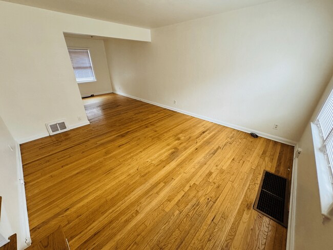 Building Photo - Stunning 2 Bedroom Townhome