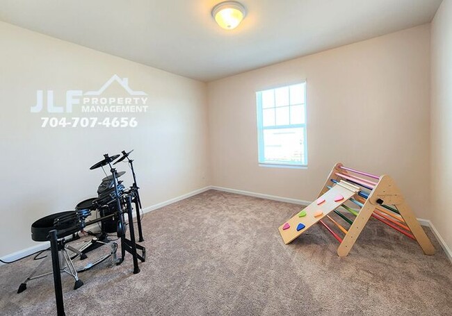 Building Photo - Coming Soon-Beautiful 5 Bed/3 Bath Home in...