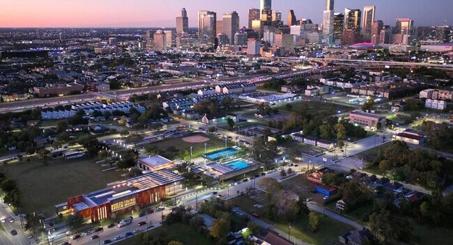 Building Photo - 3020 Live Oak St