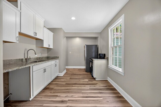 Building Photo - Renovated & Move-In Ready Ranch in Rosewood!