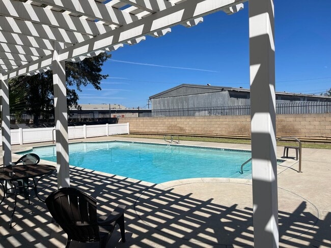 Building Photo - Secluded 2b/2.5b condo in Oxnard