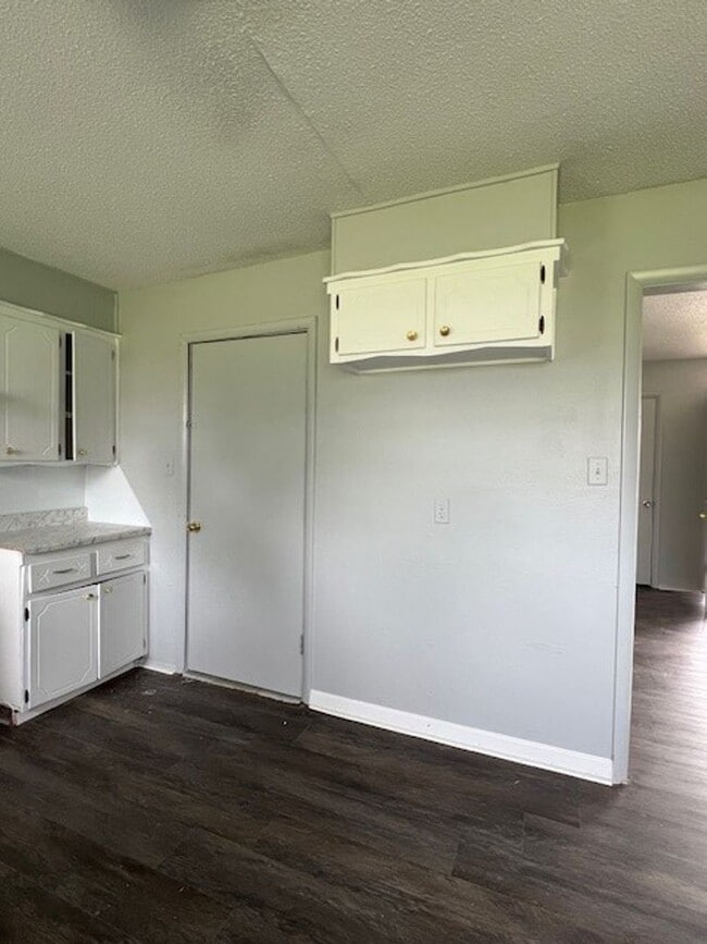 Building Photo - 3313 SW Salinas- AVAILABLE NOW!